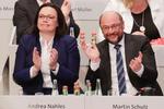 Efter et nervepirrende landsmøde, kunne Martin Schulz endelig ånde lettet op. Nu vil han i regering og kæmpe for Europa. Her sidder han ved siden af Andrea Nahles. 