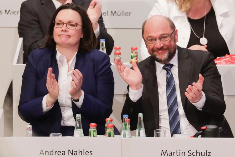Efter et nervepirrende landsmøde, kunne Martin Schulz endelig ånde lettet op. Nu vil han i regering og kæmpe for Europa. Her sidder han ved siden af Andrea Nahles. 