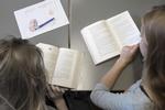 »Vi er blevet afhængige af den hurtige nyhedsstrøm. Når vi har fået vores hurtige nyhedsfix, er det mindre oplagt at læse mere og gå i dybden med en sag dagen efter i avisen«, siger Albert Gjedde, hjerneforsker fra Institut for Neurovidenskab ved Københavns Universitet. Arkivfoto Finn Frandsen/POLFOTO