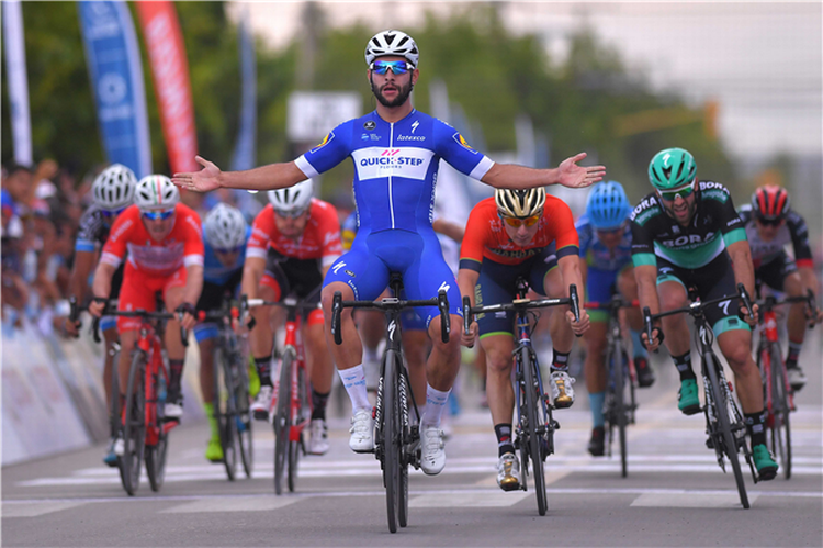 Colombianeren Fernando Gaviria er urørlig i massespurten på 1. etape i Vuelta a San Juan. Foto: Tim De Waele/Getty Images. 