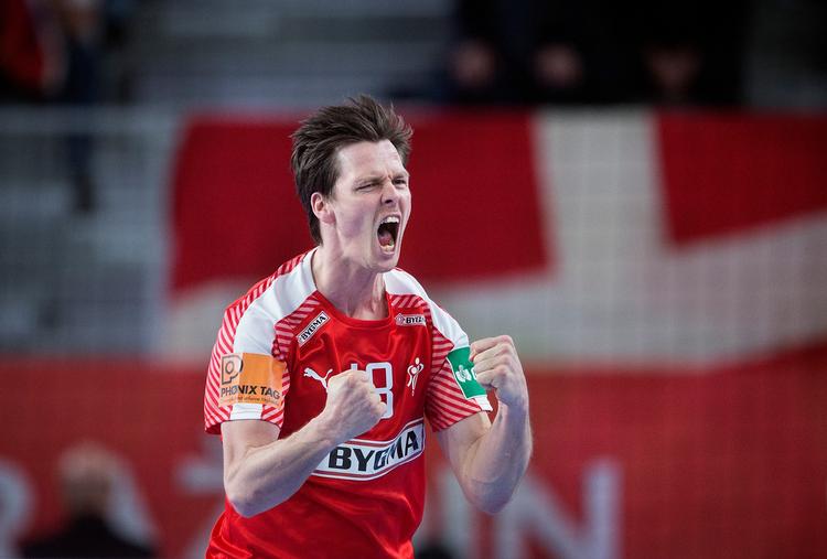 Verdensklasse. Andet er der ikke at sige til den 36-årige højre fløj Hans Lindbergs indsats mod Tyskland søndag aften.
   