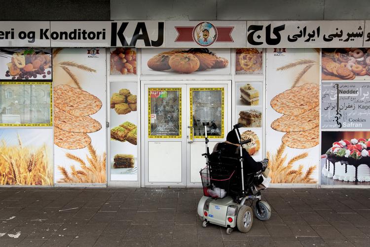 19-årige Ali Parnian åbnede sit bageri, 'Kaj Bageri', for cirka et halvt år siden. Nu er det blevet smadret, og Ali er ikke sikker på, at han vil fortsætte med at drive forretning.  