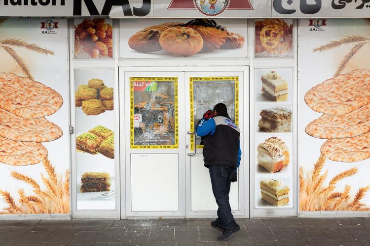 Bageri og Konditori Kaj i Tingbjerg har været udsat for krav om at betale beskyttelsespenge. Lørdag blev det raseret af ukendte gerningsmænd.    