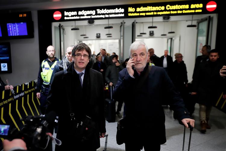 Den catalanske eksilleder Carles Puigdemont ankommer til Kastrup.
   