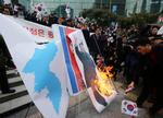 Under protester i syd blev der mandag blandt andet brændt et billede af den nordkoreanske leder af.  