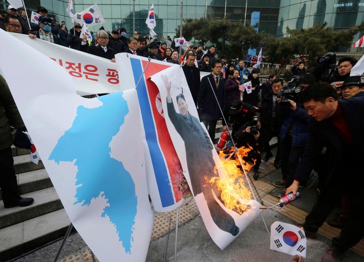 Under protester i syd blev der mandag blandt andet brændt et billede af den nordkoreanske leder af.  