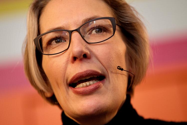 
    DR's generaldirektør Maria Rørbye Rønn kan godt forstå de unge, der har svært ved at forstå, hvorfor de skal betale licens. Men skal DR i stedet finansieres gennem skatten, bør politikerne være opmærksomme på armslængdeprincippet, understreger hun. 