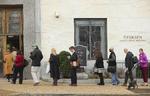 De stats-ansatte, der som nøglepersoner skulle på arbejde under ’shutdown’, måtte vente ved de få åbne adgange til ministerier og styrelser. En del sikkerhedsfolk havde også fået besked på at blive væk. 
