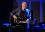 
    Først i 2014 gav Neil Diamond sin første koncert i Brooklyn, hvor han er født og voksede op. Siden da har Parkinson's syge tvunget den produktive veteran til at opgive turneerne. 