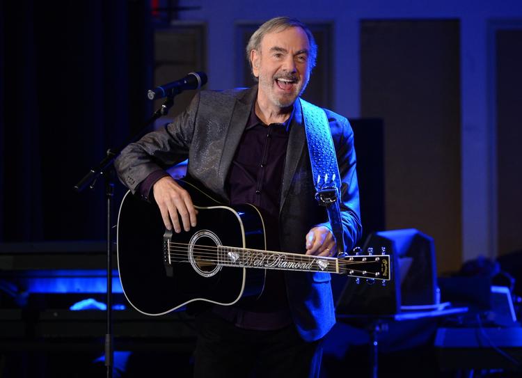 
    Først i 2014 gav Neil Diamond sin første koncert i Brooklyn, hvor han er født og voksede op. Siden da har Parkinson's syge tvunget den produktive veteran til at opgive turneerne. 