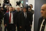 Magni Arge ledsager Carles Puigdemont på vej ind til dagens møde. 