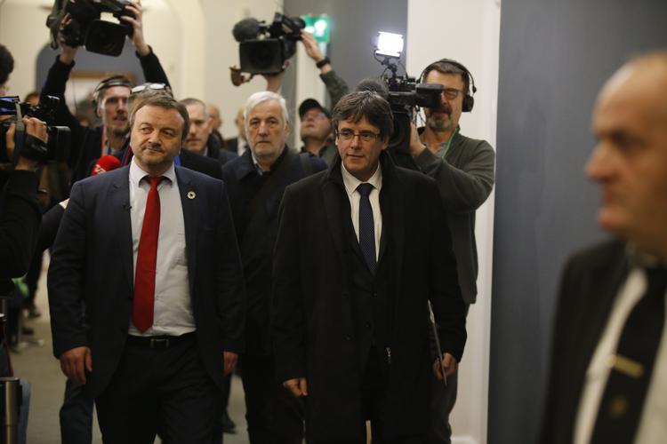 Magni Arge ledsager Carles Puigdemont på vej ind til dagens møde. 