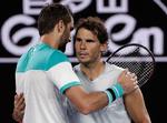 Rafael Nadal (th) må skuffet opgive kampen mod Marin Cilic. 