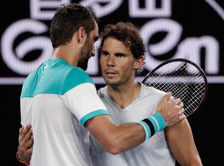 Rafael Nadal (th) må skuffet opgive kampen mod Marin Cilic. 