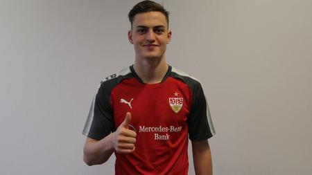 En enkelt pokalkamp er det blevet til på førsteholdet i Borussia Dortmund for Jacob Bruun Larsen, der nu er udlejet til VfB Stuttgart. 