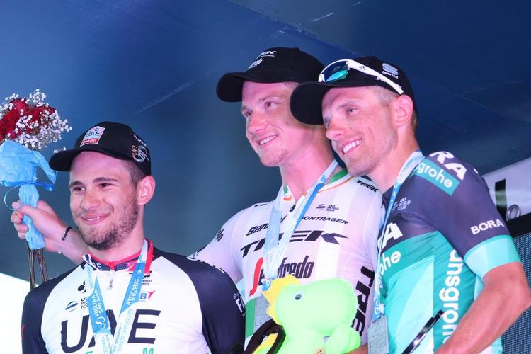 Vinderen af enkeltstarten i Vuelta a San Juan Ryan Mullen flankeret af den ny indehaver af førertrøjen Filippo Ganna (t.v.) og Rafal Majka. Foto: Vuelta a San Juan. 