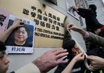 Det er ikke første gang, Gui Minhai er arresteret: Her hænger aktivister et billede op af ham under en protest i Hongkong i 2016, hvor han var en blandt flere forsvundne boghandlere. Denne gang er hans anholdelse mere dramatisk. 