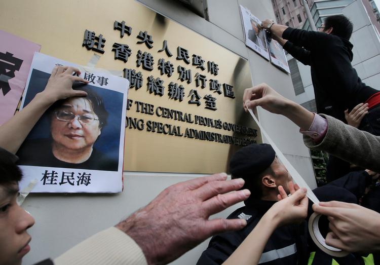 Det er ikke første gang, Gui Minhai er arresteret: Her hænger aktivister et billede op af ham under en protest i Hongkong i 2016, hvor han var en blandt flere forsvundne boghandlere. Denne gang er hans anholdelse mere dramatisk. 
