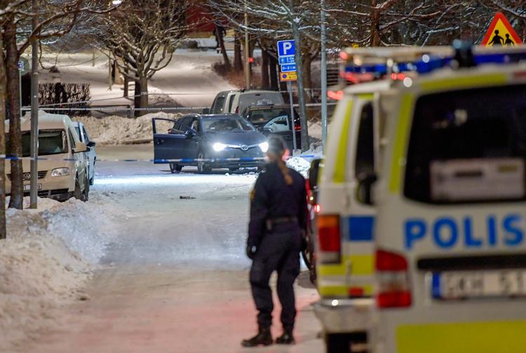Bandekrigen har kostet mange mennesker livet. Her er politiet i aktion i marts 2017 efter at to mænd fra bandemiljøet blev dræbt i Stockholm. 