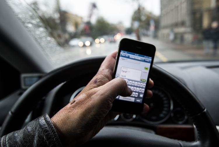 Uopmærksomhed forårsaget af bl.a. mobiltelefonen er en af de hyppige årsager til trafikulykker. Offeret for en uopmærksom bilist opfordrer til at fokusere på kørselen og ikke andet, når man sidder bag rattet. Arkivfoto. 