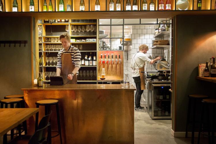 Det er så opløftende at komme ind et sted, hvor man har gjort sig umage hele vejen igennem. Og sådan et sted er Pasteur på Østerbro. 
 