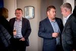 Det er storfiskeren John-Anker Hametner (nummer to fra højre), der har foræret Lars Løkke et ophold i hans sommerhus. En gave, Løkke modtog på sin 50 års fødselsdag, da han var formand for Venstre, og inden han blev statsminister. Men han indløste gaven, da han var statsminister.  