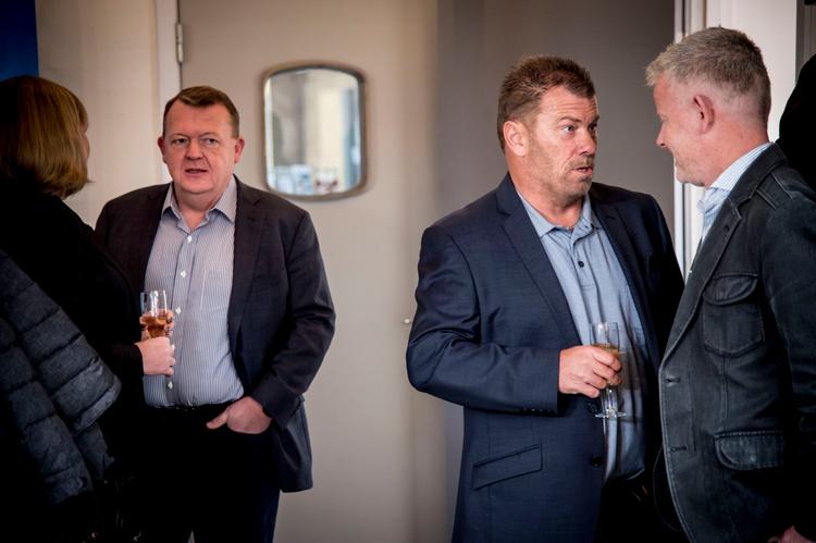 Det er storfiskeren John-Anker Hametner (nummer to fra højre), der har foræret Lars Løkke et ophold i hans sommerhus. En gave, Løkke modtog på sin 50 års fødselsdag, da han var formand for Venstre, og inden han blev statsminister. Men han indløste gaven, da han var statsminister.  