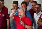 Brasiliens tidligere præsident, Lula da Silva taler til sine tilhængere tidligere i dag.  