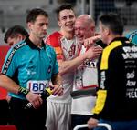 Michael Damgaard blev kåret til kampens mest værdifulde spiller. Her deler han sin glæde med holdleder Kaj 'Sømand' Johannsen. Damgaard og holdleder Kai Johannsen var glade efter kampen.
   