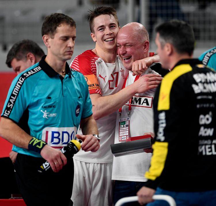 Michael Damgaard blev kåret til kampens mest værdifulde spiller. Her deler han sin glæde med holdleder Kaj 'Sømand' Johannsen. Damgaard og holdleder Kai Johannsen var glade efter kampen.
   