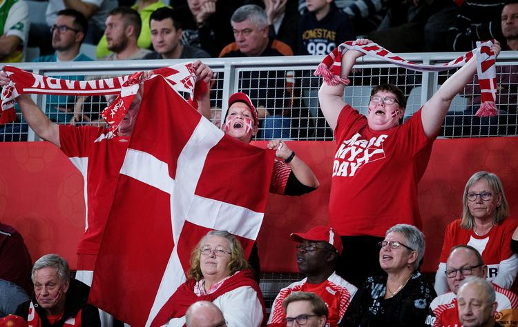 De danske håndboldfans, der har taget turen til Kroatien, har en herlig tid med en stribe danske sejre på banen ved EM-slutrunden.
   