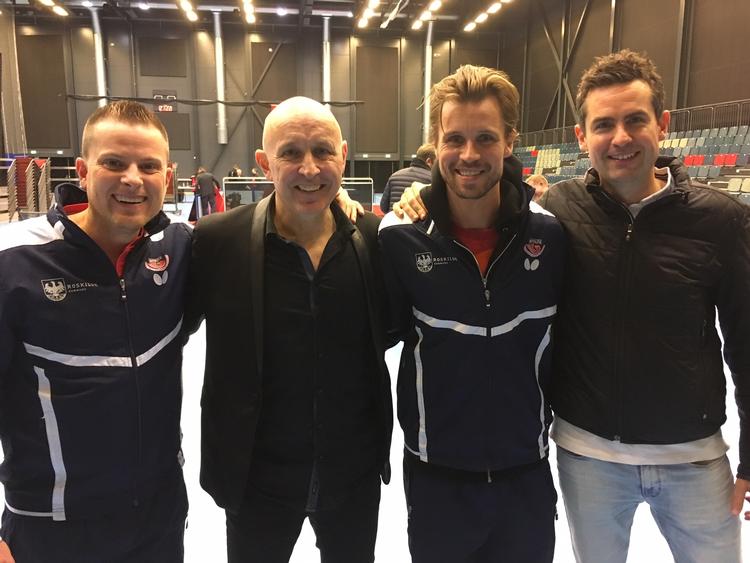 I 2005 blev Danmark europamester i bordtennis med et hold bestående af Finn Tugwell, Allan Bentsen, Michael Maze og Martin Monrad. I går var kvartetten samlet til en Champions League-kvartfinale i Roskilde med roller som træner, direktør, spiller og tilskuer. 