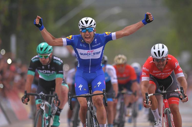 Maximiliano Richeze vinder spurten på 4. etape i Vuelta a San Juan foran Giacomo Nizzolo (t.h.) og Matteo Pelucchi. Foto: Tim De Waele/Getty Images. 