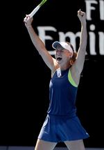 Caroline Wozniacki kunne efter sejreb berette, hvordan hun fik gummiarm i slutningen af andet sæt, der dog endte med dansk jubel. 