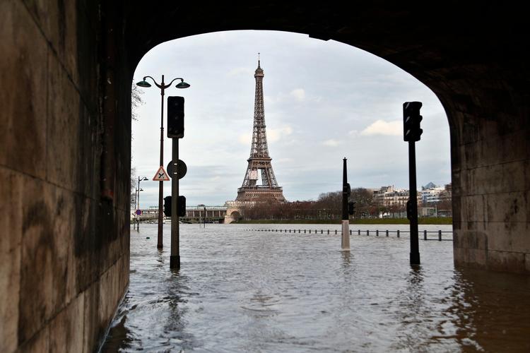 Veje og tunneller langs Seinen i Paris er blevet lukket, og sejlads på floden er indstillet. Floden er endnu engang gået over sin bredder efter en meget våd januar.     