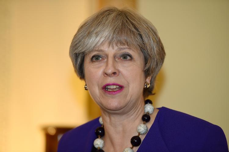
   Theresa May tager afstand fra den omfattende sexchikane af en række kvinder ved en stor gallamiddag i London. 