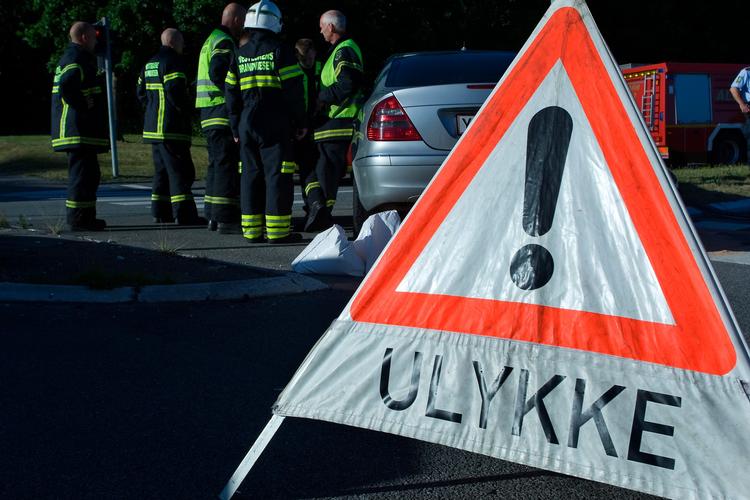 Hver anden dødsulykke i trafikken skyldes uopmærksomhed og manglende orientering. Alligevel har mange svært ved at slippe mobilen i trafikken.   