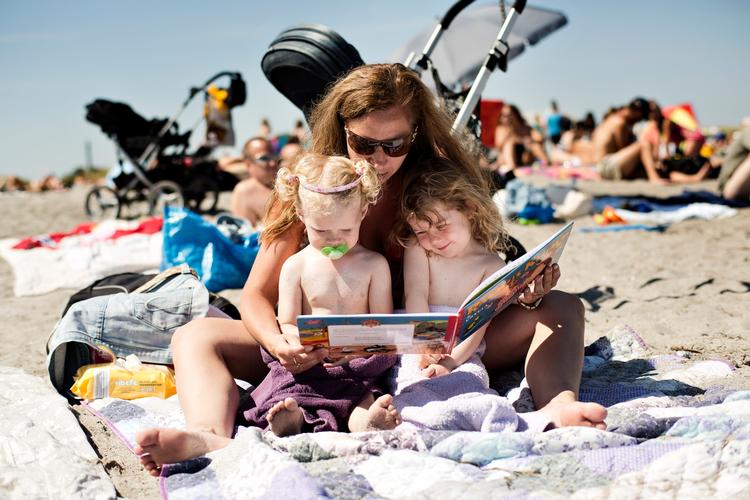 Fremover får også nyuddannede ret til betalt ferie fra første år, de er ansat. Folketinget har vedtaget en ny ferielov.
   Lars Just/POLFOTO