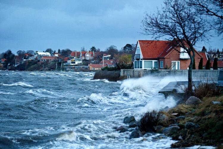 
Roskilde Fjord har de senste år været ramt af oversvømmelser på grund af den voldsomme vinterstorm, som har presset vandstanden i Roskilde Fjord op i et faretruende niveau.
   