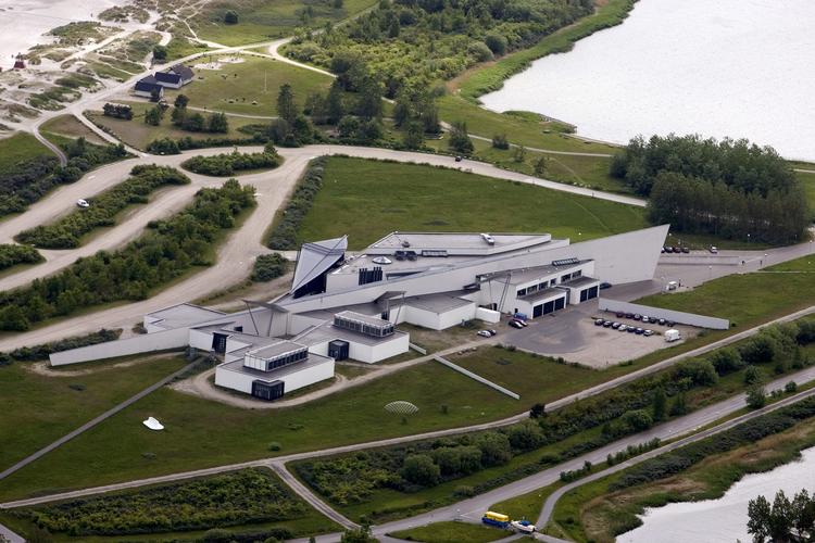 Arken Museum for Moderne Kunst, Ishøj Strandpark.
   