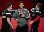 Reservemålmanden Kevin Møller er dukket op i Zagreb og deltog i danskerne sidste træning inden aftenens EM-semifinale. Her ses han mellem  Michael Damgaard og Peter Balling.
   