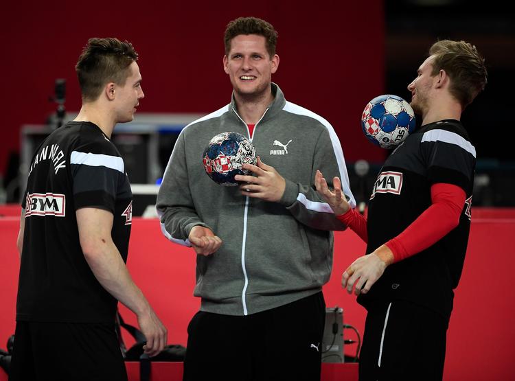 Reservemålmanden Kevin Møller er dukket op i Zagreb og deltog i danskerne sidste træning inden aftenens EM-semifinale. Her ses han mellem  Michael Damgaard og Peter Balling.
   