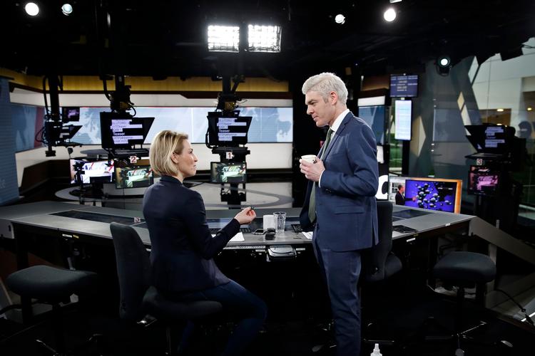 TV 2 laver mere dansk indhold end DR. Her nyhedsstudiet hos TV 2 News med studieværterne Anders Havndrup og Katja Damkier Hansen. 