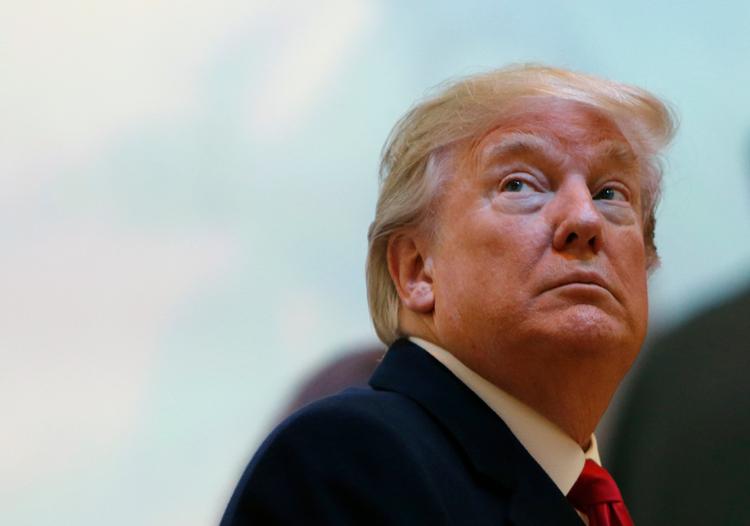 Donald Trump afviser kategorisk, at han havde planer om at fyre Robert Mueller, en måned efter at den tidligere FBI-chef var tiltrådt opgaven med at stå i spidsen for undersøgelsen af den såkaldte ruslandssag.
    