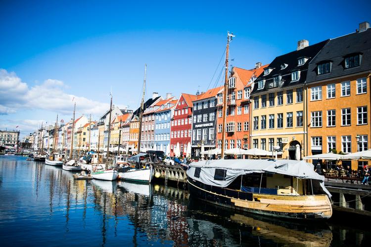 Danmark ligger i top 10 over verdens rigeste lande, men Danmark har desuden i årevis haft en stigning i velstanden, som de traditionelle opgørelser ikke tæller med.
   