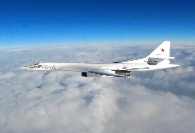 Britiske fly fotograferede dette russiske Blackjack-bombefly tidligere på måneden. Det er en moderniseret udgave af flyet, som det russiske luftvåben nu har bestilt ti af.  
