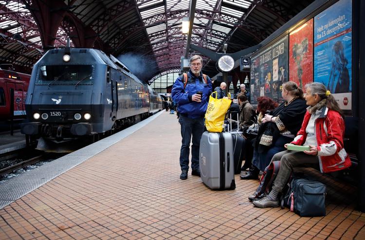 DSB sender 33 ME-lokomotiver på værksted i weekenden. DSB håber lokomotiverne er klar mandag, hvor de skal trække dobbeltdækkerne, som er de sjællandske pendlertog. 
   