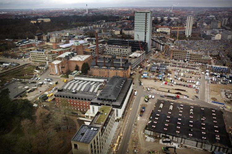 Ifølge en analyse fra Kuben Management og Copenhagen Economics bygges der slet ikke nok boliger i København. Hvis udbuddet af boliger skal matche efterspørgslen, kræver det, at der i København og Frederiksbergs Kommuner hvert år bygges mindst 7.000 nye boliger – både ejer- og lejer – frem til 2025. 