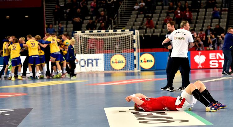 Det er forbi. Efter 70 minutters spil kan svenskerne danse polka, mens Nikolaj Jacobsen siger tak for kampen. På gulvet ligge René Toft og prøver at forstå, hvad der skete.
   