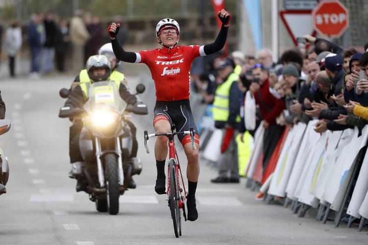 Letten Toms Skujins har rigelig tid til at nyde triumfen efter et soloangreb på Mallorca. Foto: Trek-Segafredo. 